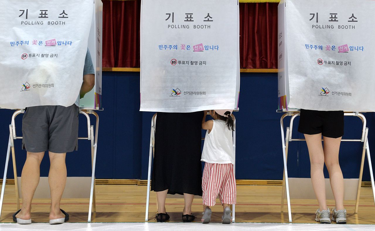 제9회 전국동시지방선거 투표일인 3일 오후 대전시 서구 서일여자고등학교 체육관에 마련된 투표소를 찾은 유권자들이 소중한 한 표를 행사하고 있다.김성태 객원기자