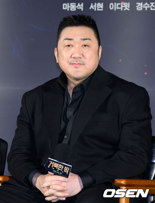 [OSEN=이대선 기자] 2일 서울 롯데시네마 건대입구에서 영화 '거룩한 밤: 데몬 헌터스' 제작보고회가 열렸다.‘거룩한 밤: 데몬 헌터스’는 악을 숭배하는 집단에 의해 혼란에 빠진 도시, 특별한 능력을 가진 어둠의 해결사 ‘거룩한 밤’ 팀 바우(마동석), 샤론(서현), 김군(이다윗)이 악의 무리를 처단하는 오컬트 액션영화로 오는 30일 개봉한다.배우 마동석이 취재진의 질문을 듣고 있다. 2025.04.02 /sunday@osen.co.kr