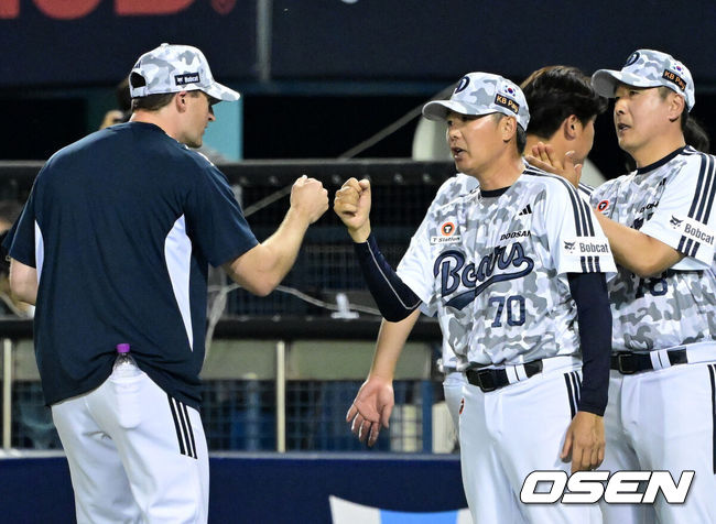 [OSEN=잠실, 최규한 기자] 2일 서울 잠실야구장에서 ‘2026 신한 SOL Bank KBO리그’ 두산 베어스와 한화 이글스의 경기가 열렸다.이날 경기는 홈팀 두산이 5-3으로승리했다. 6위 두산은 3연전 기선제압과 함께 한화전 3연패에서 탈출, 5위 한화와 격차를 1.5경기 차로 좁혔다. 시즌 26승 1무 28패. 반면 4연승 상승세가 끊긴 한화는 27승 26패가 됐다.경기를 마치고 승리한 두산 김원형 감독과 승리투수 웨스 벤자민이 인사를 나누고 있다. 2026.06.02 / dreamer@osen.co.kr