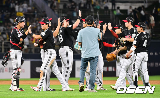 [OSEN=수원, 박준형 기자] 프로야구 LG 트윈스가 1~2위 빅매치에서 KT 위즈를 꺾고 1위 자리를 지켰다.LG는 2일 수원KT위즈파크에서 열린2026 KBO리그 KT와 경기에서 홈런 4방을 포함해 17안타를 폭발시키며 10-1로 승리했다.1위 LG는 4연승을 달리며 34승 20패가 됐고,2위 KT는 32승 1무 21패가 되면서1.5경기 차이로 멀어졌다.경기종료 후 LG 선수들이 승리의 기쁨을 나누고 있다.   2026.06.02 / soul1014@osen.co.kr