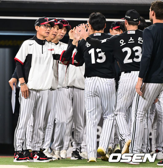 [OSEN=수원, 박준형 기자] 프로야구 LG 트윈스가 1~2위 빅매치에서 KT 위즈를 꺾고 1위 자리를 지켰다.LG는 2일 수원KT위즈파크에서 열린2026 KBO리그 KT와 경기에서 홈런 4방을 포함해 17안타를 폭발시키며 10-1로 승리했다.1위 LG는 4연승을 달리며 34승 20패가 됐고,2위 KT는 32승 1무 21패가 되면서1.5경기 차이로 멀어졌다.경기종료 후 LG 염경엽 감독이 오스틴과 하이파이브를 하고 있다.    2026.06.02 / soul1014@osen.co.kr
