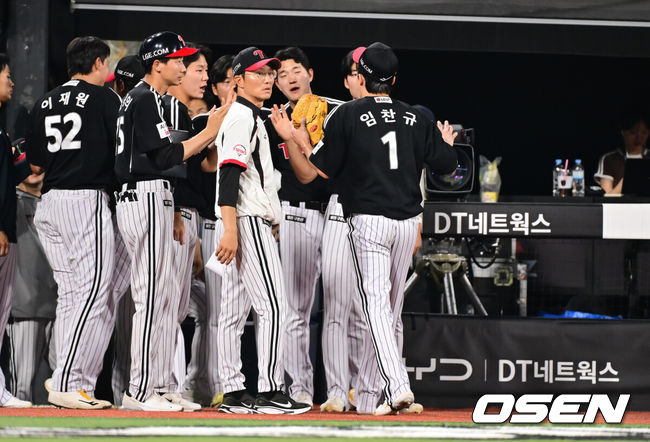 [OSEN=수원, 박준형 기자] 2일 오후 수원KT위즈파크에서  '2026 신한 SOL Bank KBO리그'KT 위즈와 LG 트윈스의 경기가 진행됐다.이날 KT는 한차현(0승 0패)을, LG는 임찬규(4승 1패)를 선발투수로 내세웠다. 1위 LG(33승20패)는 KT(32승1무20패)를 상대로 선두 수성을, 2위 KT는 홈에서 승리해 선두 탈환을 노린다. 6회말 이닝종료후 LG 선발투수 임찬규가 동료들의 축하를 받으며 마운드를 내려가고 있다.     2026.06.02 / soul1014@osen.co.kr