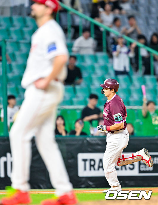 [OSEN=인천, 민경훈 기자] 2일 인천 SSG랜더스필드에서 ‘2026 신한 SOL Bank KBO리그’ SSG 랜더스와 키움 히어로즈의 경기가 열렸다.이날 SSG는 베니지아노, 키움은 알칸타라를 선발로 내세웠다.7회초 키움 선두타자로 나온 김웅빈이 중월 솔로 홈런을 때린 후 그라운드를 돌고 있다. 2026.06.02 / rumi@osen.co.kr