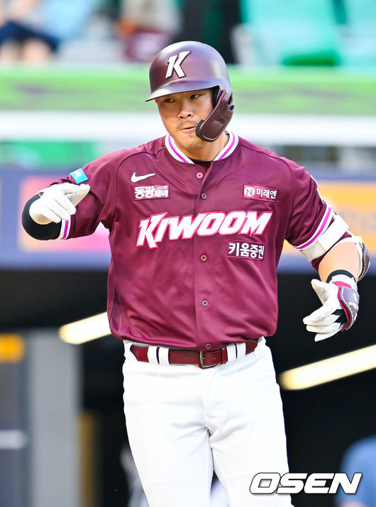 [OSEN=인천, 민경훈 기자] 2일 인천 SSG랜더스필드에서 ‘2026 신한 SOL Bank KBO리그’ SSG 랜더스와 키움 히어로즈의 경기가 열렸다.이날 SSG는 베니지아노, 키움은 알칸타라를 선발로 내세웠다.3회초 2사 주자 2루 키움 히우라가 우월 역전 투런 홈런을 때린 후 그라운드를 돌며 기뻐하고 있다. 2026.06.02 / rumi@osen.co.kr
