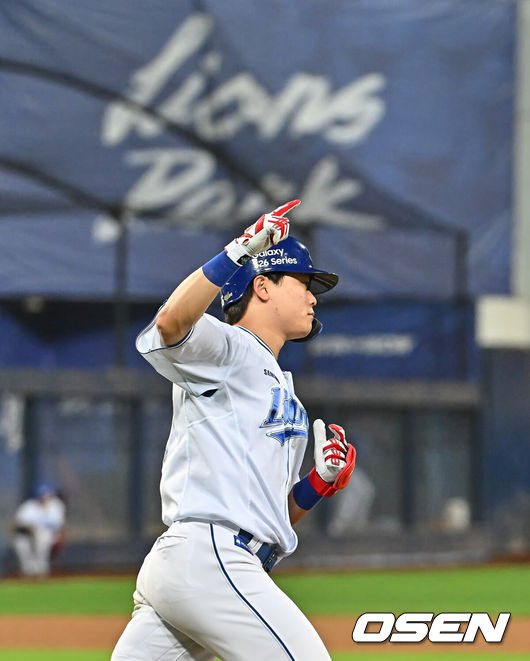 [OSEN=대구, 이석우 기자] 2일 대구삼성라이온즈파크에서 2026 신한 SOL KBO 리그 삼성 라이온즈와 NC 다이노스의 경기가 열렸다. 홈팀 삼성은 후라도가, 방문팀 NC는 토다가 선발 출전했다. 삼성 라이온즈 박승규가 8회말 1사 1,3루 좌월 동점 3점 홈런을 치고 세리머니를 하고 있다. 2026.06.02 / foto0307@osen.co.kr