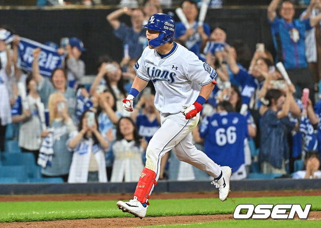 [OSEN=대구, 이석우 기자] 2일 대구삼성라이온즈파크에서 2026 신한 SOL KBO 리그 삼성 라이온즈와 NC 다이노스의 경기가 열렸다. 홈팀 삼성은 후라도가, 방문팀 NC는 토다가 선발 출전했다. 삼성 라이온즈 박승규가 8회말 1사 1,3루 좌월 동점 3점 홈런을 치고 기뻐하고 있다. 2026.06.02 / foto0307@osen.co.kr