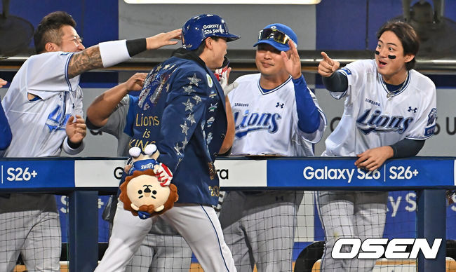 [OSEN=대구, 이석우 기자] 2일 대구삼성라이온즈파크에서 2026 신한 SOL KBO 리그 삼성 라이온즈와 NC 다이노스의 경기가 열렸다. 홈팀 삼성은 후라도가, 방문팀 NC는 토다가 선발 출전했다. 삼성 라이온즈 박진만 감독이 8회말 1사 1,3루 좌월 동점 3점 홈런을 친 박승규와 하이파이브를 하고 있다. 2026.06.02 / foto0307@osen.co.kr