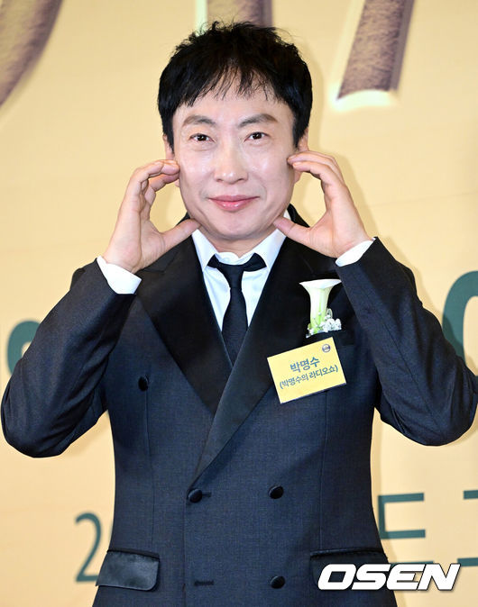 [OSEN=최규한 기자] 30일 오후 서울 여의도 콘레드 호텔에서 ‘2026 브랜드 고객충성도 대상’ 시상식이 열렸다.브랜드 고객충성도 대상은 매년 소비자 조사를 통해 1위 브랜드를 선정하고 시상하는 행사다.방송인 박명수가 포즈를 취하고 있다. 2026.04.30 / dreamer@osen.co.kr