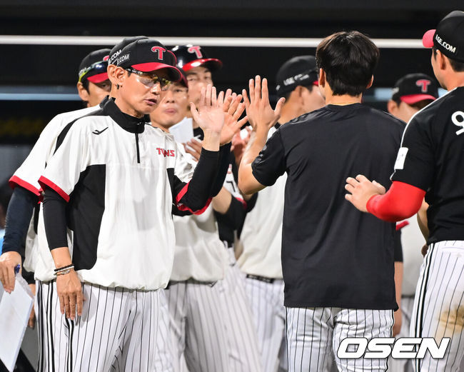 [OSEN=수원, 박준형 기자] 프로야구 LG 트윈스가 1~2위 빅매치에서 KT 위즈를 꺾고 1위 자리를 지켰다.LG는 2일 수원KT위즈파크에서 열린2026 KBO리그 KT와 경기에서 홈런 4방을 포함해 17안타를 폭발시키며 10-1로 승리했다.1위 LG는 4연승을 달리며 34승 20패가 됐고,2위 KT는 32승 1무 21패가 되면서1.5경기 차이로 멀어졌다.경기종료 후 LG 염경엽 감독이 박해민과 하이파이브를 하고 있다.    2026.06.02 / soul1014@osen.co.kr