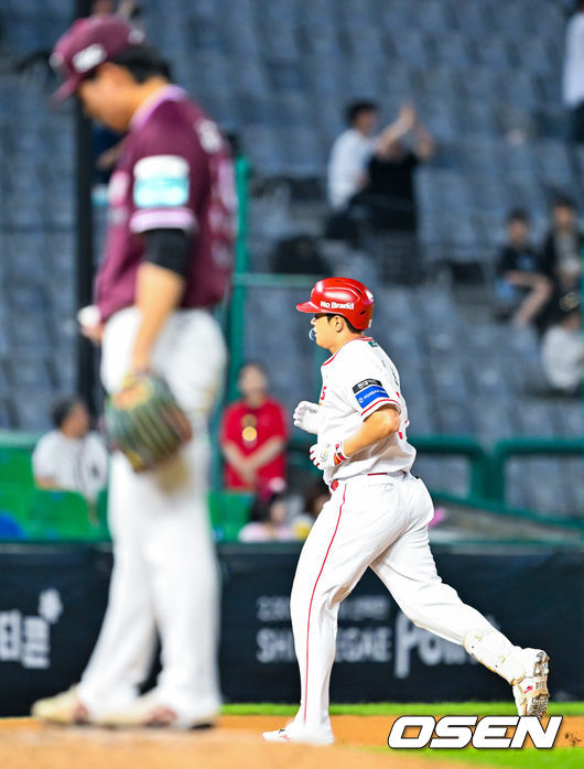 [OSEN=인천, 민경훈 기자] 2일 인천 SSG랜더스필드에서 ‘2026 신한 SOL Bank KBO리그’ SSG 랜더스와 키움 히어로즈의 경기가 열렸다.이날 SSG는 베니지아노, 키움은 알칸타라를 선발로 내세웠다.8회말 SSG 선두타자로 나온 최정에 이어 김재환이 백투백 홈런을 때린 후 그라운드를 돌고 있다. 2026.06.02 / rumi@osen.co.kr