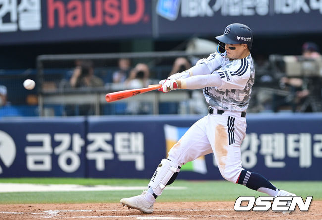 [OSEN=잠실, 최규한 기자] 3일 서울 잠실야구장에서 ‘2026 신한 SOL Bank KBO리그’ 두산 베어스와 한화 이글스의 경기가 열렸다.홈팀 두산은 박신지, 방문팀 한화는 왕옌청을 선발로 내세웠다.5회말 2사 2루 상황 두산 손아섭이 동점 1타점 적시타를 날리고 있다. 2026.06.03 / dreamer@osen.co.kr