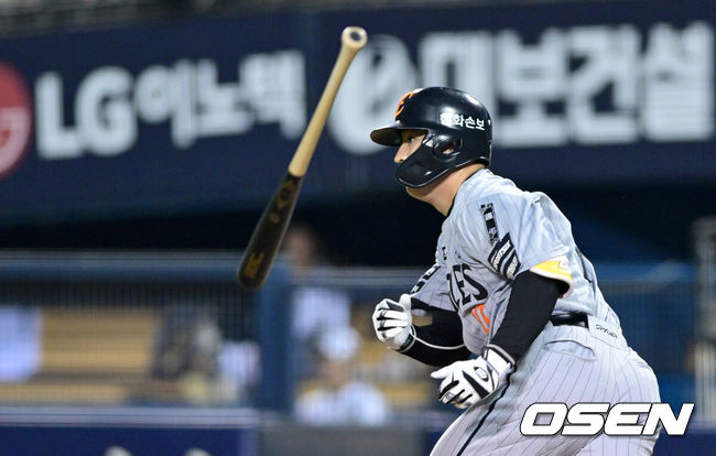 [OSEN=잠실, 최규한 기자] 3일 서울 잠실야구장에서 ‘2026 신한 SOL Bank KBO리그’ 두산 베어스와 한화 이글스의 경기가 열렸다.홈팀 두산은 박신지, 방문팀 한화는 왕옌청을 선발로 내세웠다.연장 11회초 2사 만루 상황 한화 이진영이 다시 앞서가는 2타점 적시타를 날리고 있다. 2026.06.03 / dreamer@osen.co.kr