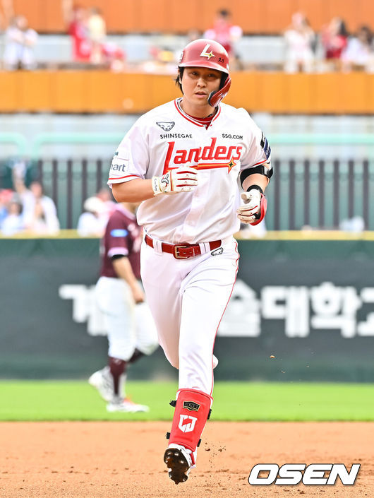 [OSEN=인천, 박준형 기자] 3일 인천 SSG랜더스필드에서 ‘2026 신한 SOL Bank KBO리그’ SSG 랜더스와 키움 히어로즈의 경기가 열렸다.이날 경기에서 SSG는 백승건을, 키움은 로젠버그를 선발투수로 내세웠다.1회말 2사 SSG 최정이 선취 솔로홈런을 날리고 베이스를 돌고 있다.    2026.06.03 / soul1014@osen.co.kr