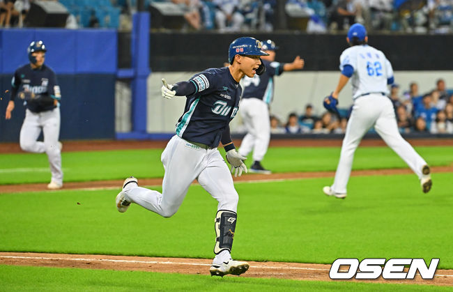 [OSEN=대구, 이석우 기자] 3일 대구삼성라이온즈파크에서 2026 신한 SOL KBO 리그 삼성 라이온즈와 NC 다이노스의 경기가 열렸다. NC 다이노스 김한별이 연장 10회초 1사 2,3루 우익수 앞 1타점 안타를 치고 환호하고 있다. 2026.06.03 / foto0307@osen.co.kr