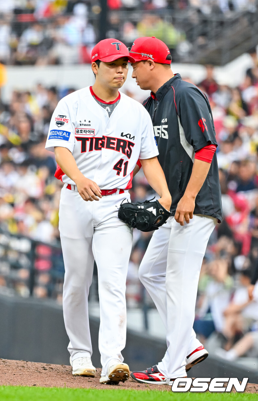 [OSEN=광주, 민경훈 기자] 3일 광주-기아 챔피언스필드에서 2026 신한 SOL KBO 리그 KIA 타이거즈와 롯데 자이언츠의 경기가 열렸다.이날 KIA는 황동하, 롯데는 김진욱을 선발로 내세웠다.4회초 무사 주자 1루 롯데 황성빈 타석에서 KIA 선발 황동하가 강판당하고 있다. 2026.06.03 / rumi@osen.co.kr