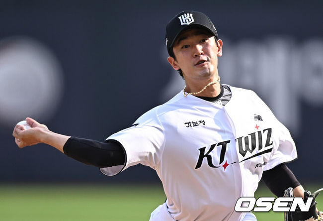 [OSEN=수원, 조은정 기자]3일 오후 수원KT위즈파크에서  '2026 신한 SOL Bank KBO리그'KT 위즈와 LG 트윈스의 경기가 열렸다.이날 KT는 고영표를, LG는 이정용을 선발투수로 내세웠다.1회초 KT 고영표가 역투하고 있다. 2026.06.03 /cej@osen.co.kr