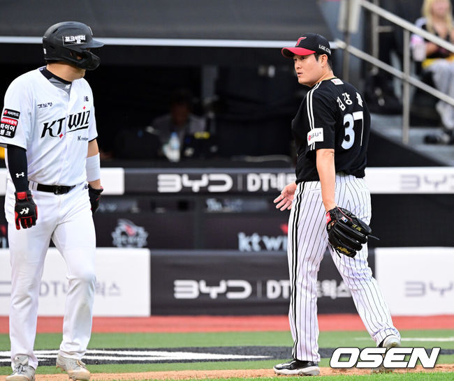 [OSEN=수원, 조은정 기자]3일 오후 수원KT위즈파크에서  '2026 신한 SOL Bank KBO리그'KT 위즈와 LG 트윈스의 경기가 열렸다.이날 KT는 고영표를, LG는 이정용을 선발투수로 내세웠다.6회말 이닝을 마친 LG 김강률이 KT 김현수와 대화를 하고 있다. 2026.06.03 /cej@osen.co.kr