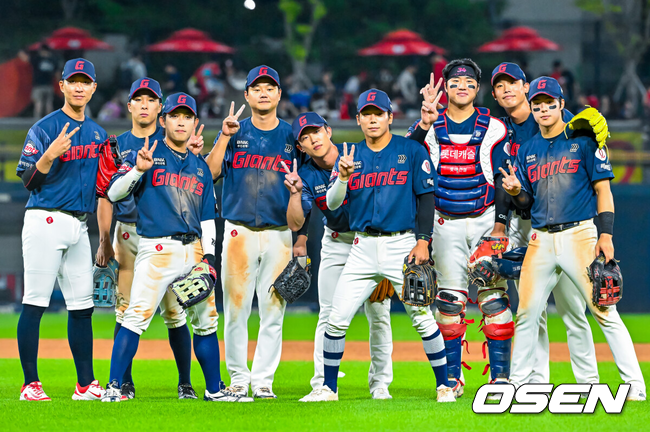 [OSEN=광주, 민경훈 기자] 3일 광주-기아 챔피언스필드에서 2026 신한 SOL KBO 리그 KIA 타이거즈와 롯데 자이언츠의 경기가 열렸다.이 경기에서 롯데는 KIA에 8-3으로 승리하며 전날 패배를 설욕했다. 시즌 성적은 22승31패1무.경기를 마치고 롯데 선수들이 모여서 포즈를 취하고 있다. 2026.06.03 / rumi@osen.co.kr