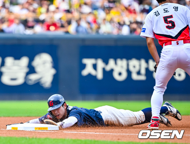 [OSEN=광주, 민경훈 기자] 3일 광주-기아 챔피언스필드에서 2026 신한 SOL KBO 리그 KIA 타이거즈와 롯데 자이언츠의 경기가 열렸다.이날 KIA는 황동하, 롯데는 김진욱을 선발로 내세웠다.1회초 무사 주자 1루 롯데 고승민 타석에서 황성빈이 2루 도루를 시도, 포수 실책을 틈타 3루에 세이프되고 있다. 2026.06.03 / rumi@osen.co.kr