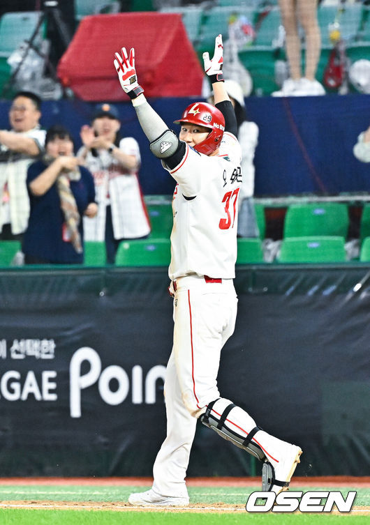 [OSEN=인천, 박준형 기자] 프로야구 SSG 랜더스가 극적인 끝내기 승리로 13연패에서 탈출했다.SSG는 3일 인천 SSG랜더스필드에서 열린 ‘2026 신한은행 SOL Bank KBO리그’ 키움 히어로즈와의 경기에서 5-4 끝내기 승리를 거뒀다. 이날 승리로 마침내 길었던 13연패가 끝났다.9회말 1사 2,3루 SSG 오태곤이 끝내기 희생플라이를 날리고 기뻐하고 있다.  2026.06.03 / soul1014@osen.co.kr