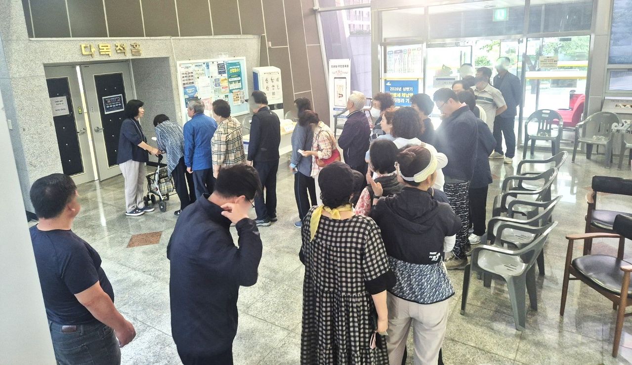 9회 지방선거 본투표가 시작된 3일 오전 5시 55분 충북 제천 지역 투표소는 이른 시간부터 시민들로 북적였다. 투표 시작과 함께 두 줄이 형성되기도 했다. 뉴스1