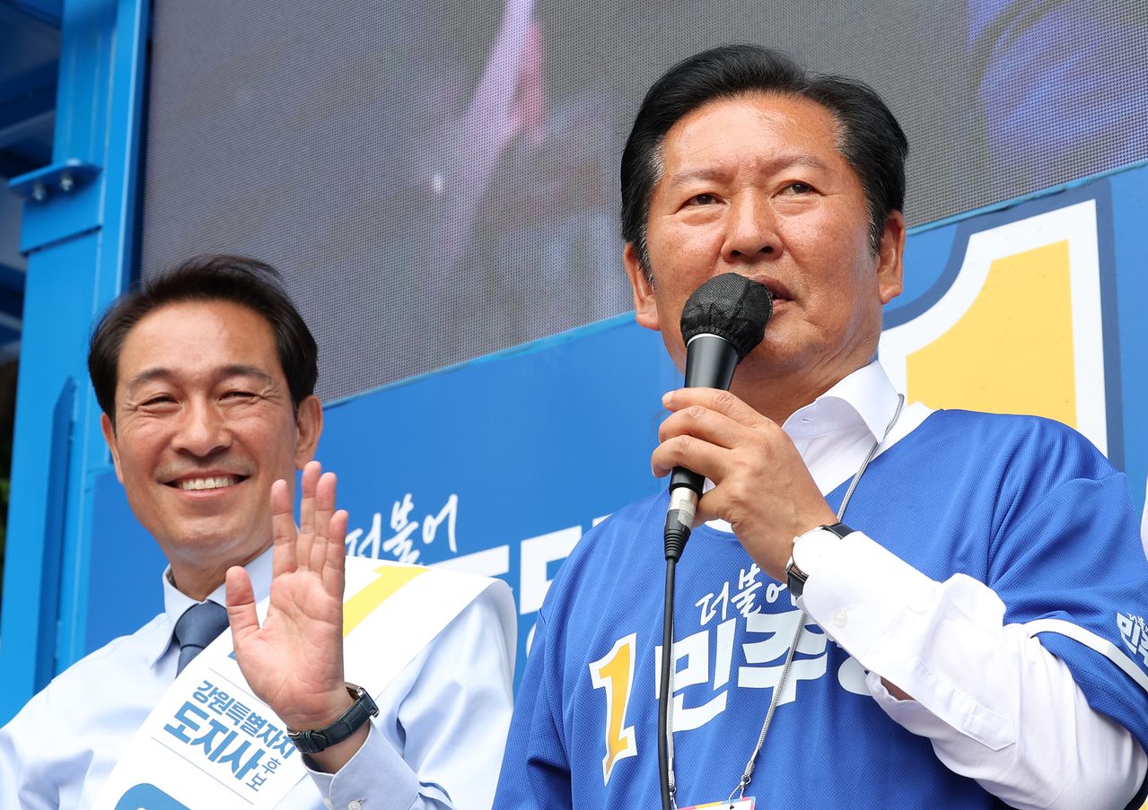 더불어민주당 정청래 총괄상임선거대책위원장이 2일 강원 영월군 영월읍 농협사거리에서 유권자들에게 우상호 강원도지사 후보·박선규 영월군수 후보 지지를 호소하고 있다. [연합뉴스]
