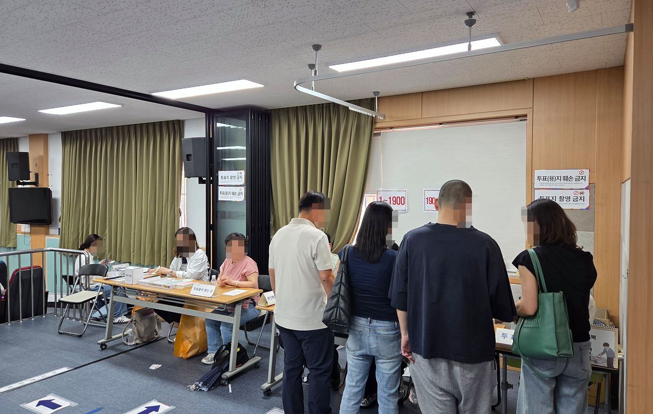 서울 서초구 서원초에 설치된 반포1동 제7투표소에서 유권자들이 투표하는 모습. 오삼권 기자