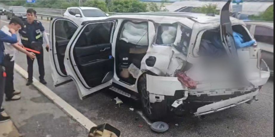 지난 2일 오후 1시30분쯤 경북 상주 25번 국도에서 3.5t 화물차가 자전거와 이를 에스코트하던 SUV를 잇달아 들이받았다. 뉴스1