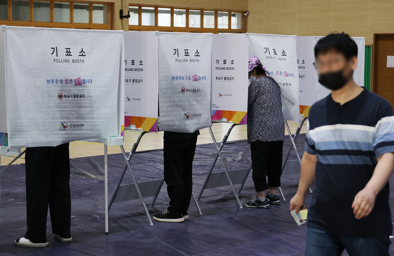 제9회 전국동시지방선거일인 3일 충북 사창동 창신초등학교에 마련된 투표소에서 시민들이 투표하고 있다. 연합뉴스