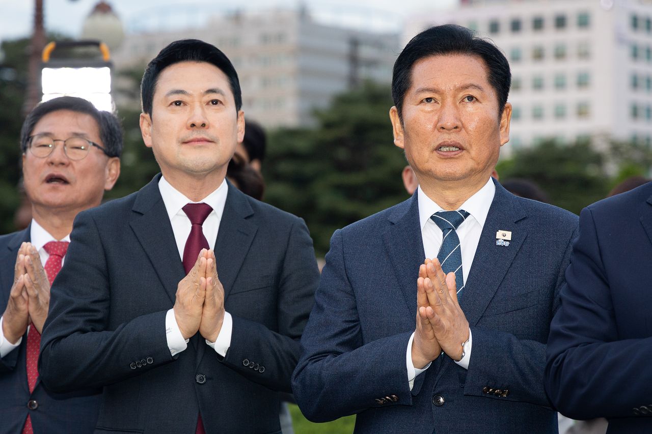 더불어민주당 정청래(오른쪽), 국민의힘 장동혁 대표가 4월 30일 서울 여의도 국회 중앙잔디광장에서 열린 부처님오신날 봉축점등식에서 합장을 하고 있다. 뉴스1