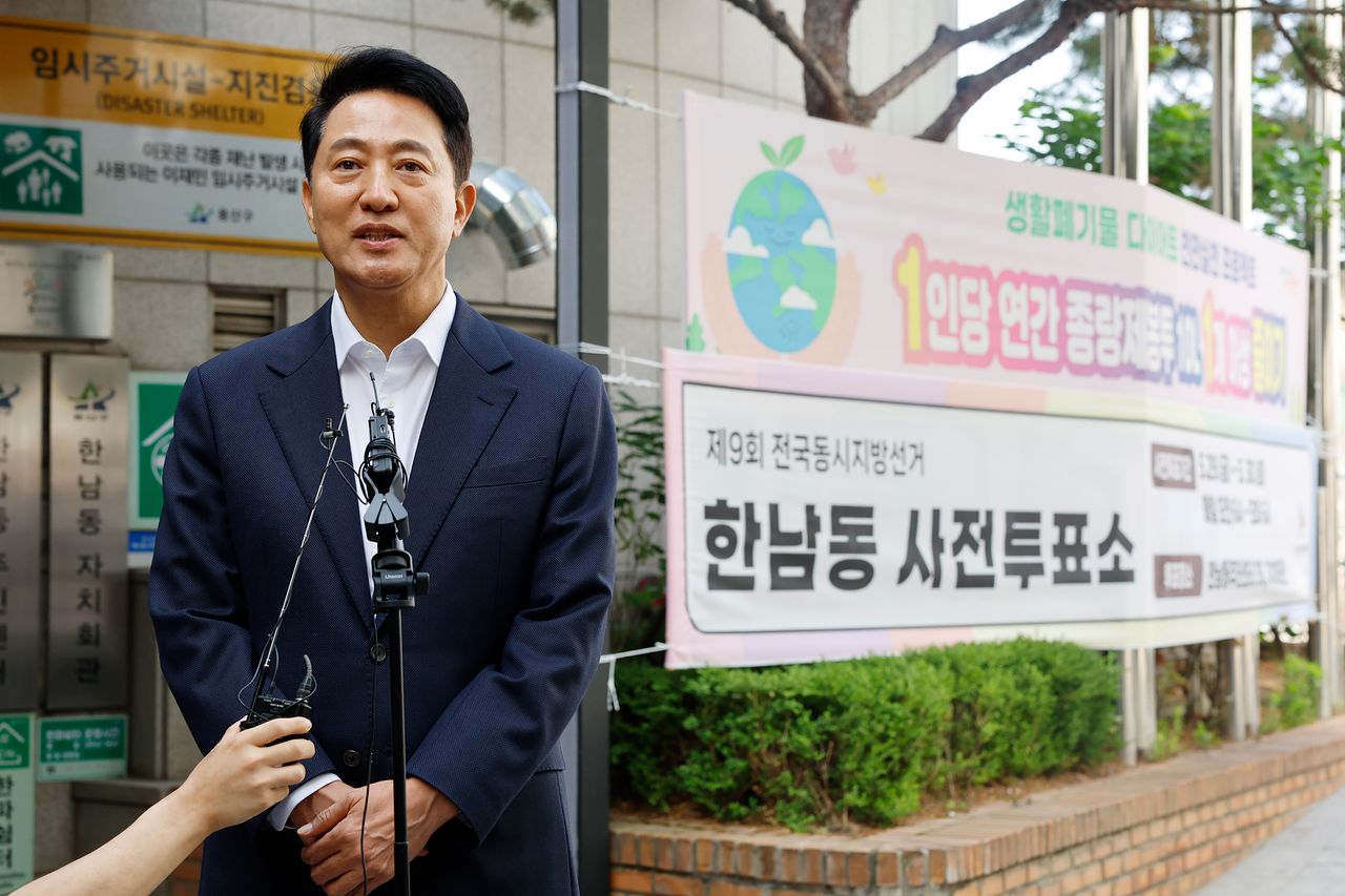 제9회 전국동시지방선거 사전투표 첫날인 5월 29일 오전 서울 용산구 한남동 주민센터에 마련된 사전투표소에서 오세훈 서울시장 후보 투표를 마친 후 질의응답을 진행하고 있다. 김정훈 기자