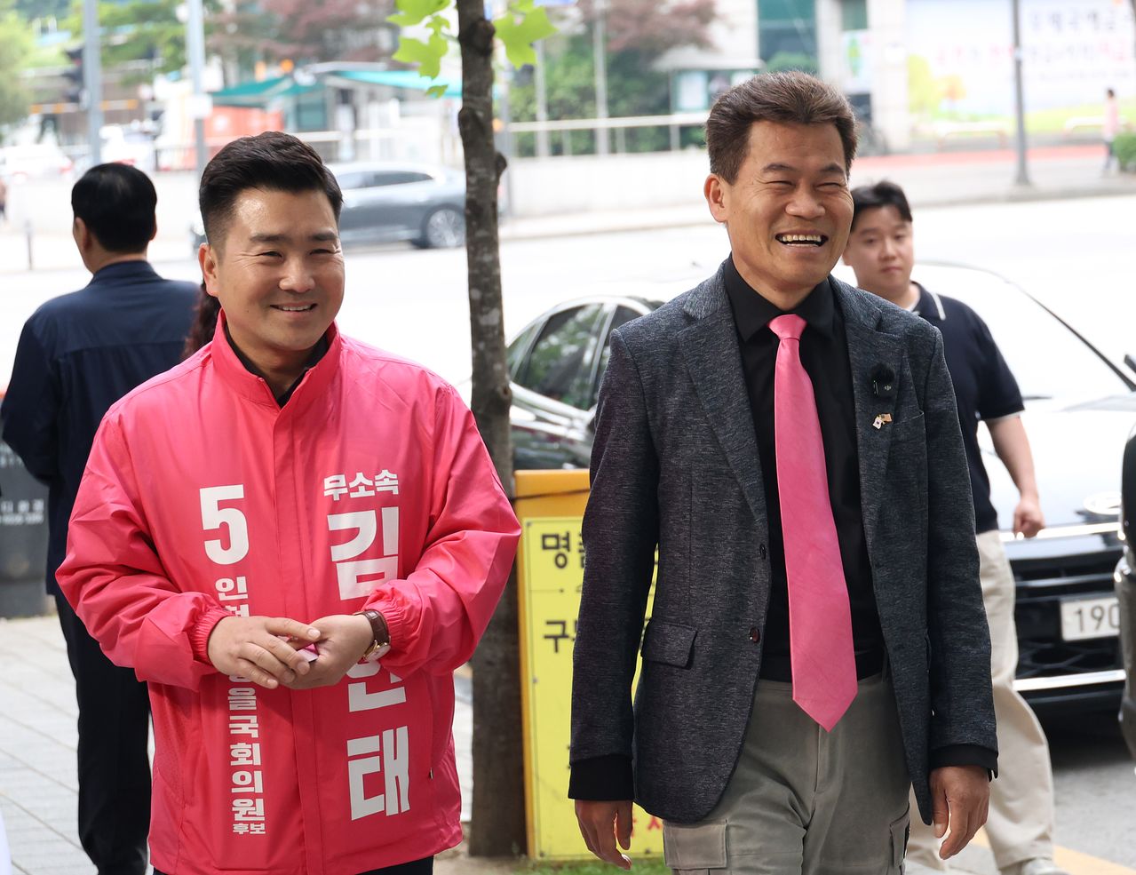 6·3 보궐선거에서 인천 계양을에 출마한 무소속 김현태 후보(왼쪽)와 한국사 강사 출신 유튜버 전한길씨가 지난달 19일 오후 인천시 계양구에서 거리 인사를 하고 있다. 연합뉴스