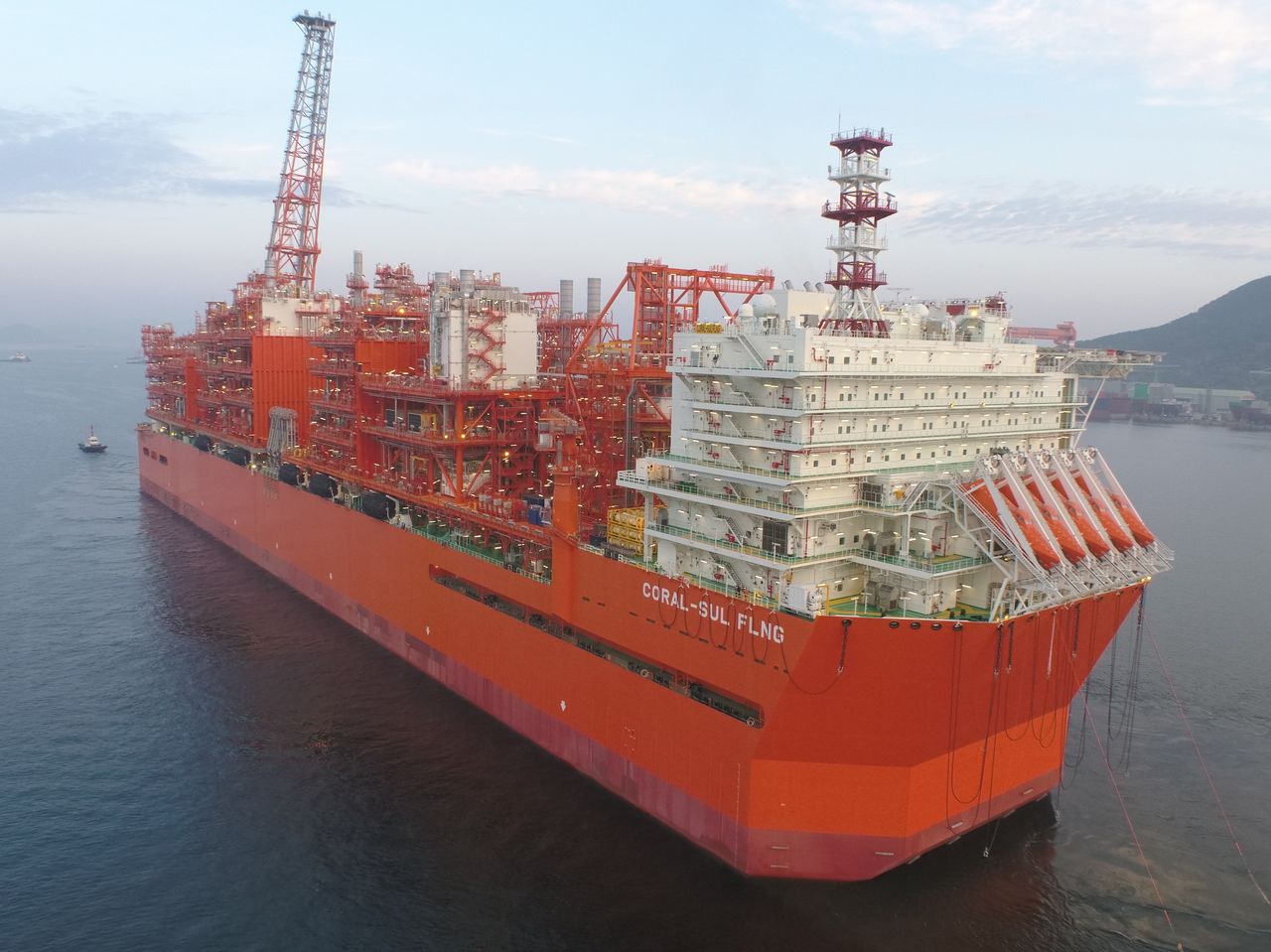 삼성중공업이 건조한 대형 부유식 액화천연가스 생산설비(FLNG)의 모습. 사진 삼성중공업