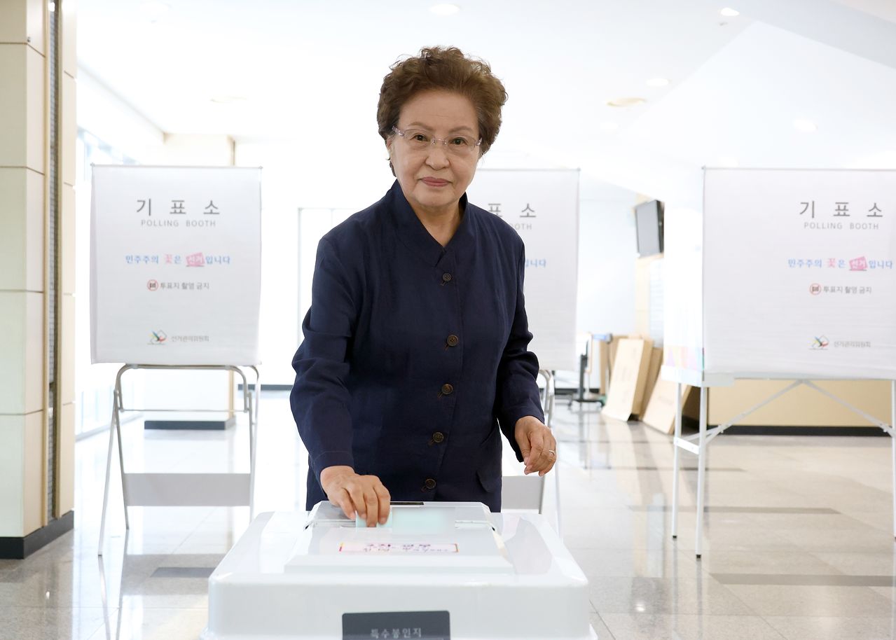 노무현 전 대통령 부인 권양숙 여사가 제9대 전국동시지방선거일인 3일 오전 경남 김해시 진영읍 한빛도서관 공연장 투표소에서 한표를 행사하고 있다. 연합뉴스