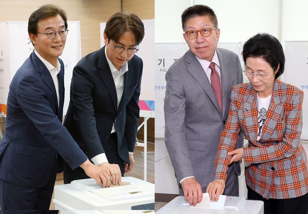 전재수 더불어민주당 부산시장 후보(왼쪽)와 하정우 더불어민주당 부산 북구갑 국회의원 후보는 지난달 29일 부산 북구 덕천 제2동행정복지센터에 마련된 사전투표를 마쳤다. 박형준 국민의 힘 부산시장 후보가 부인과 함께 3일 부산 해운대구 중2동 행정복지센터 2층에 마련된 제3투표소에서 소중한 한표를 행사하고 있다. 송봉근 객원기자