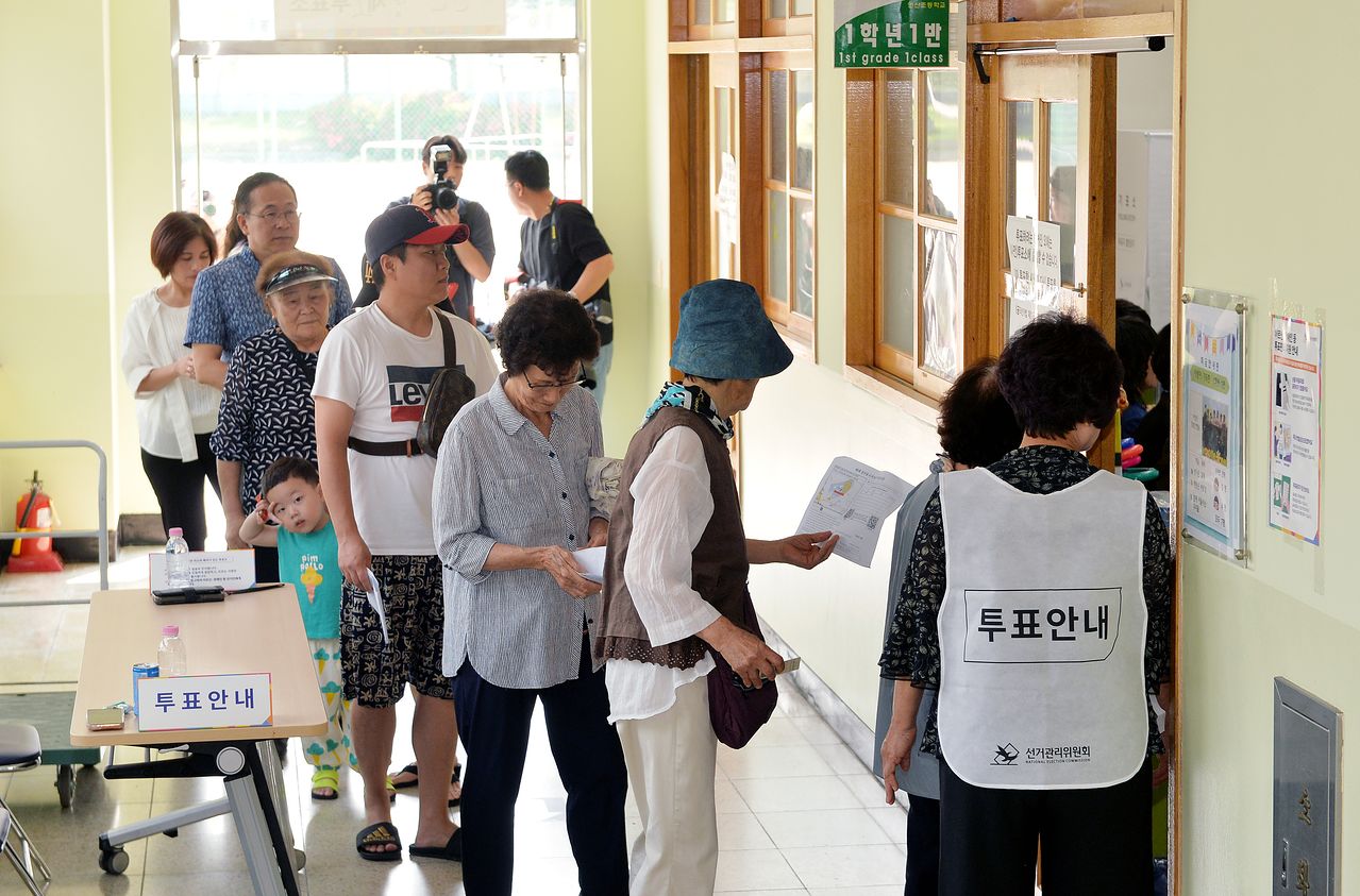제9회 전국동시지방선거 투표일인 3일 충남 논산시 연산초등학교에 마련된 제1투표소를 찾은 유권자들이 소중한 한 표를 행사하기 위해 차례를 기다리고 있다. 김성태 객원기자