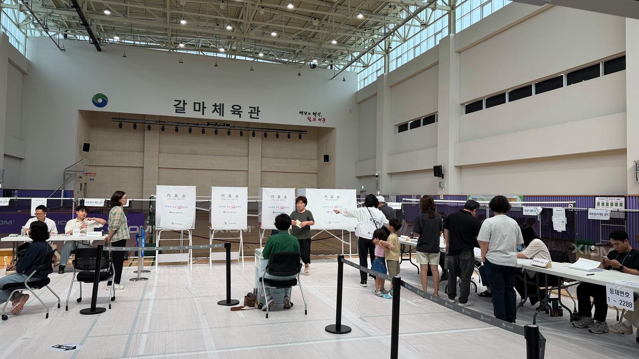 제9회 전국동시지방선거 본 투표일인 3일 오전 대전 서구 갈마2동 제5투표소가 마련된 갈마커뮤니티센터 3층 체육관에서 시민들이 투표를 하고 있다. 신진호 기자