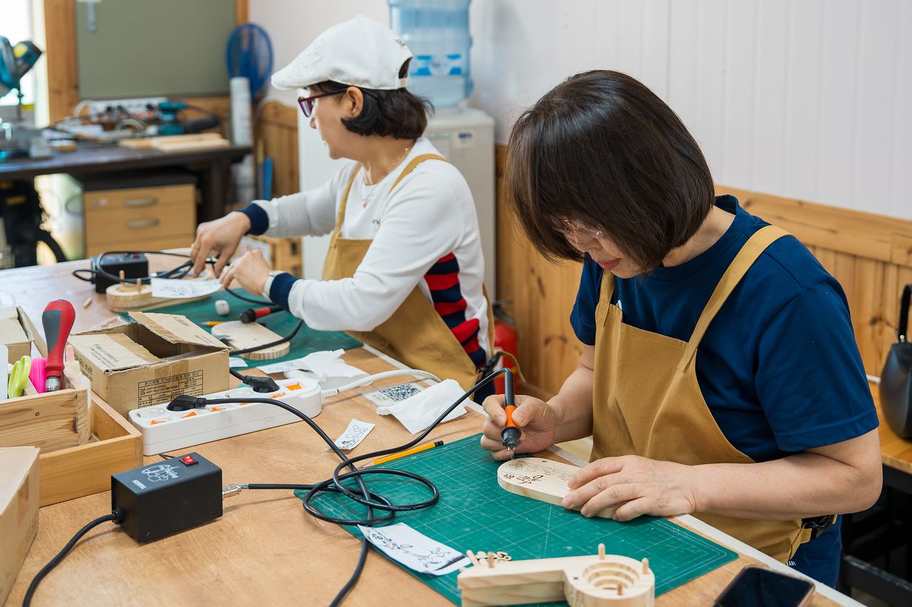 목공과 숲해설 등 다양한 프로그램을 무료로 체험할 수 있다. 예약 경쟁이 치열하다. 백종현 기자