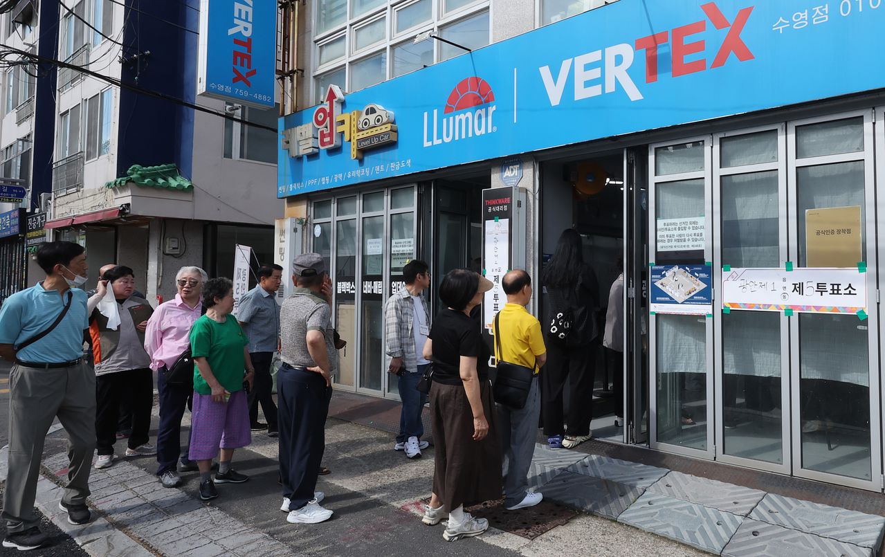 제9회 지방선거 투표일인 3일 부산 수영구 광안1동 제5투표소는 자동차수리센터에 마련됐다. 송봉근 객원기자 