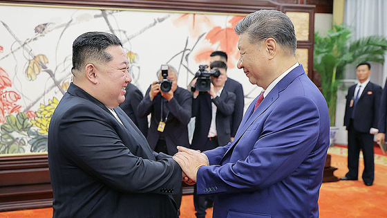  지난해 9월 방중한 김정은 북한 국무위원장이 베이징 인민대회당에서 시진핑 국가주석과 환담하고 있다. 뉴스1