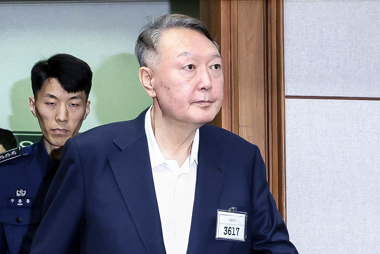 윤석열 전 대통령이 지난해 9월 26일 서울 서초구 서울중앙지법에서 열린 특수공무집행방해, 직권남용 권리행사방해 등 혐의 사건 첫 공판에 출석하고 있다. 뉴스1