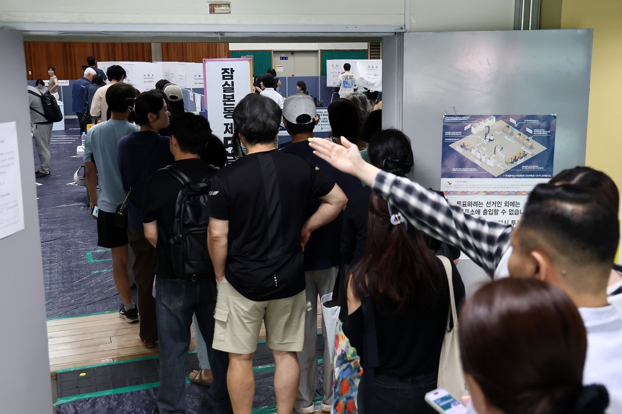 제9회 전국동시지방선거일인 3일 잠실본동 제4,5,6투표소가 설치된 서울 잠전초등학교 체육관에서 유권자들이 투표를 하기 위해 줄을 서 있다. 연합뉴스