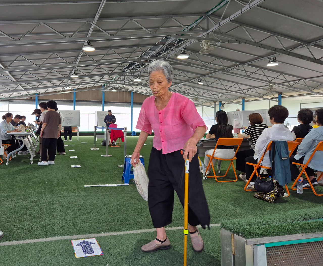 3일 오전 경남 창원시 마산회원구 구암1동 게이트볼장에 마련된 투표소에서 투표를 마친 어르신이 지팡이를 짚고 투표소를 나가고 있다. 안대훈 기자