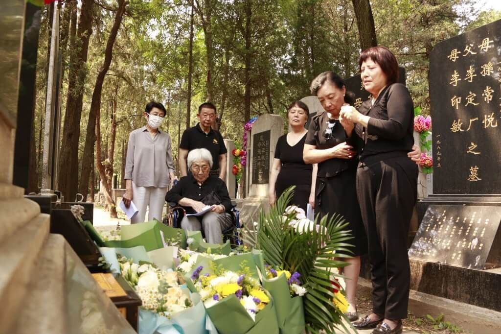 지난 2024년 천안문 어머니회 회원인 장셴링(앞줄 왼쪽 첫 번째)이 희생자 유족들의 묘소를 참배하고 있다. 대만 중앙통신사 캡처