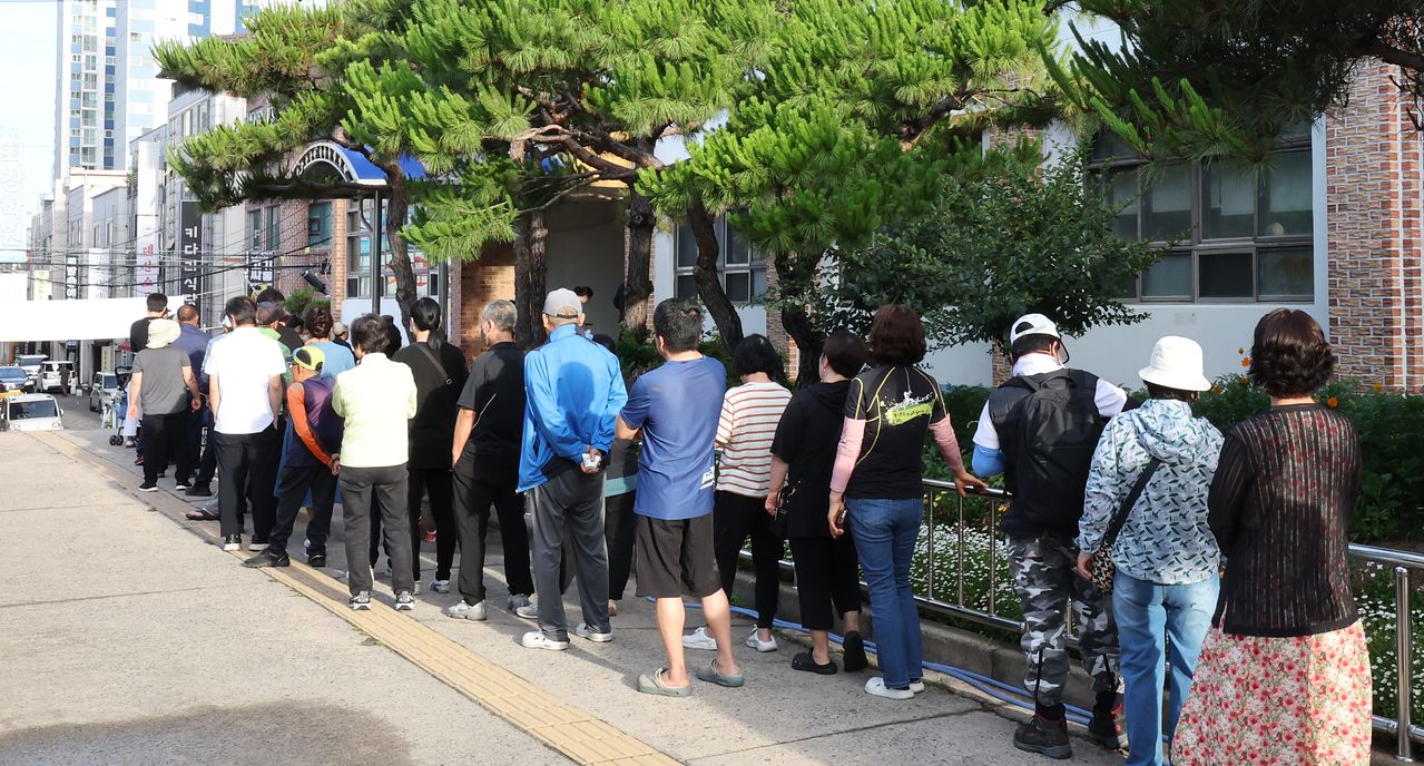 3일 울산시 남구 달동 제3투표소가 마련된 동평중학교에서 줄을 선 유권자들이 투표 차례를 기다리고 있다.연합뉴스
