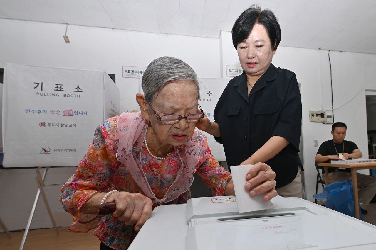 제9회 전국동시 지방선거날인 3일 오전 광주광역시 동구 계림1동 제 2투표소에서 동구 최고령 유권자인 김정자(111) 할머니가 투표하고 있다. 뉴시스