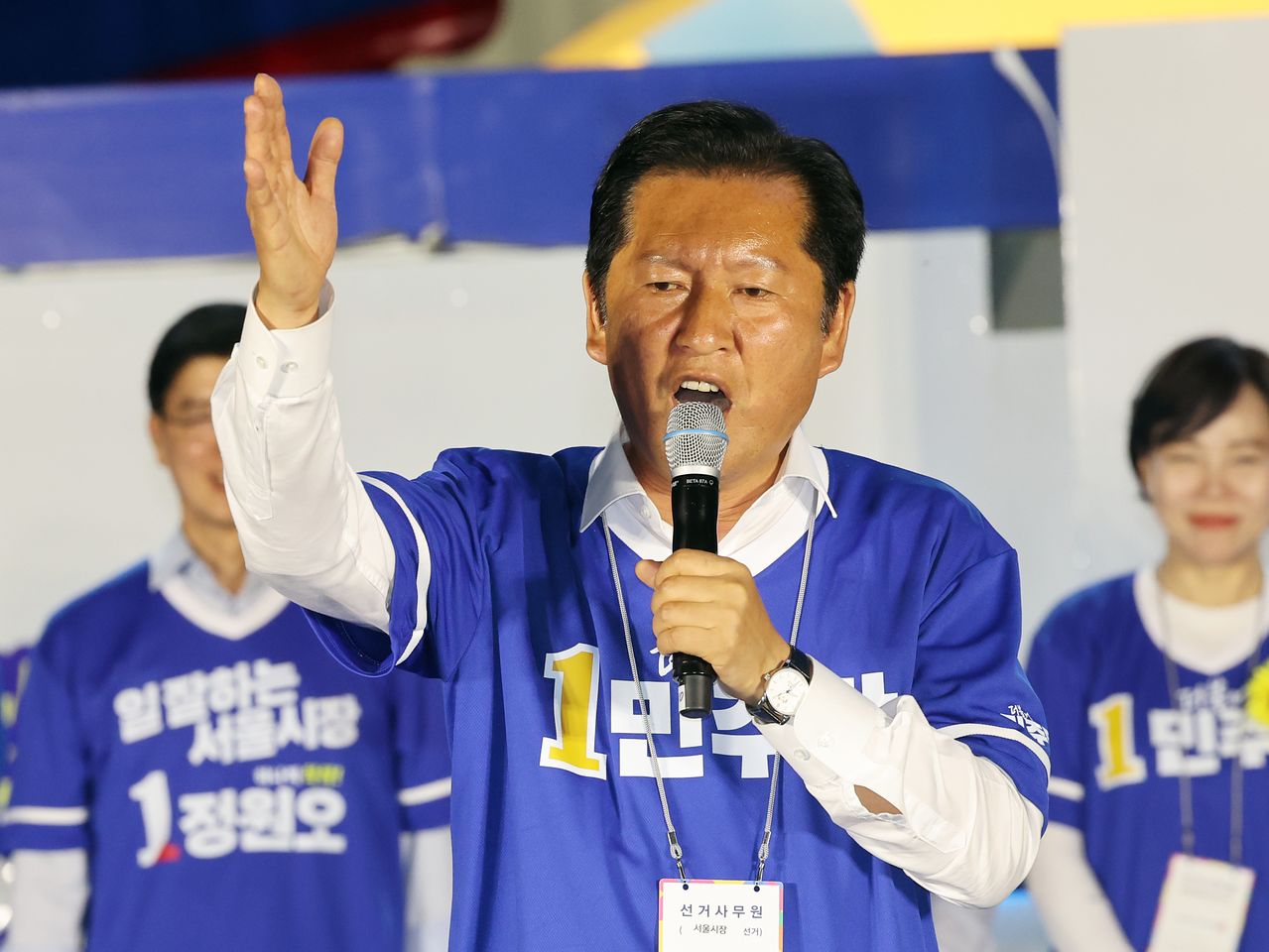 정청래 더불어민주당 대표가 2일 오후 서울 청계광장에서 유권자들에게 지지를 호소하고 있다. 뉴스1