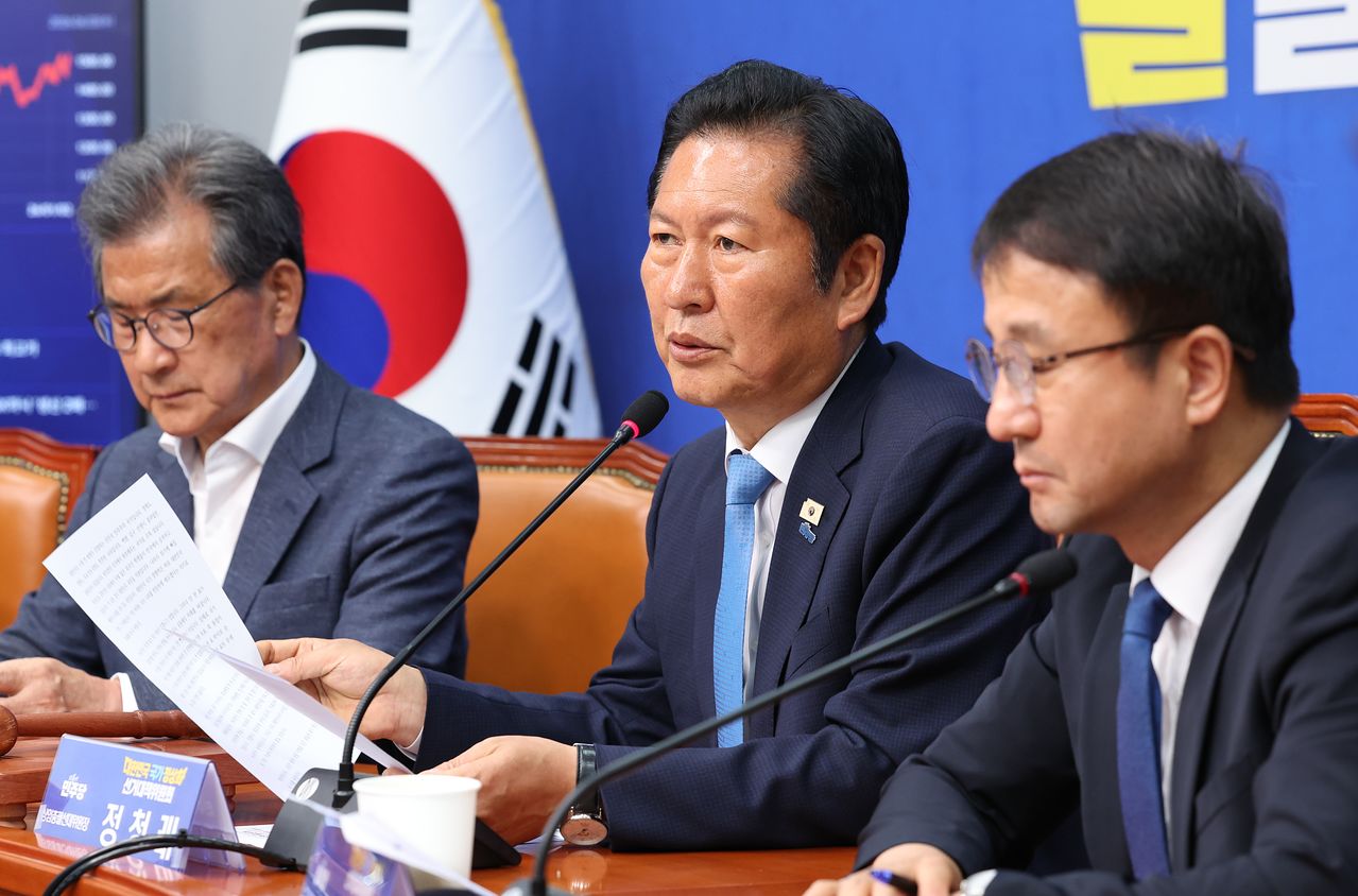 정청래 더불어민주당 대표 겸 총괄상임선대위원장이 3일 오전 서울 여의도 국회에서 열린 중앙선거대책위원회의에서 발언하고 있다. 뉴시스