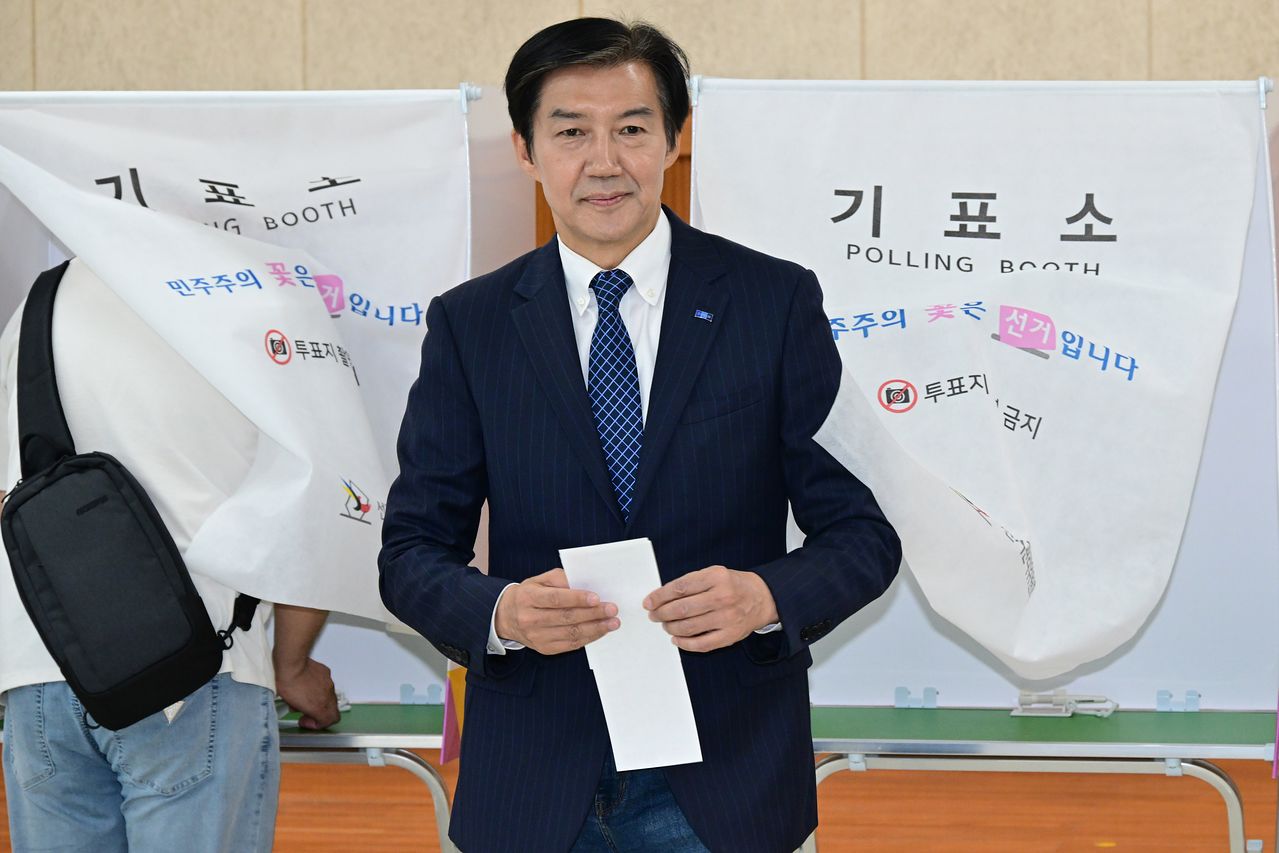 경기 평택을 국회의원 재선거에 출마한 조국혁신당 조국 후보가 5월 29일 경기도 평택시 안중읍 행정복지센터에서 사전투표를 하고 있다. 연합뉴스