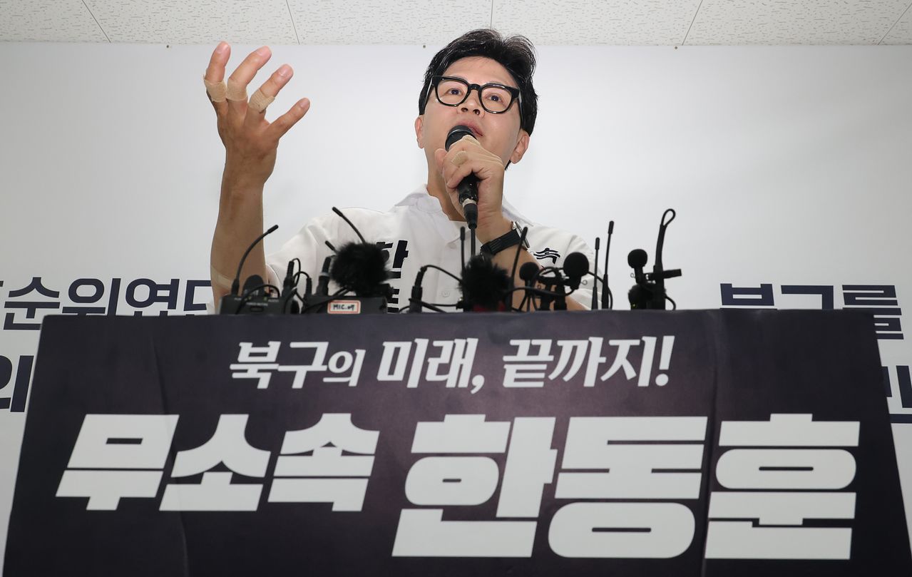 한동훈 무소속 부산 북구갑 국회의원 후보가 1일 부산 북구 선거사무실에서 기자회견을 열고 있다. 송봉근 객원기자